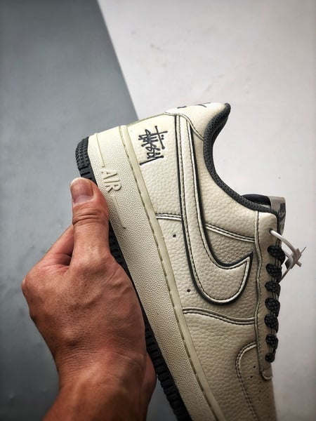 Stussy x Air Force 1 Low Branco e Cinzento Escuro - Vista 2