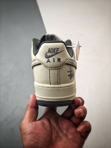 Stussy x Air Force 1 Low Branco e Cinzento Escuro - Vista 3