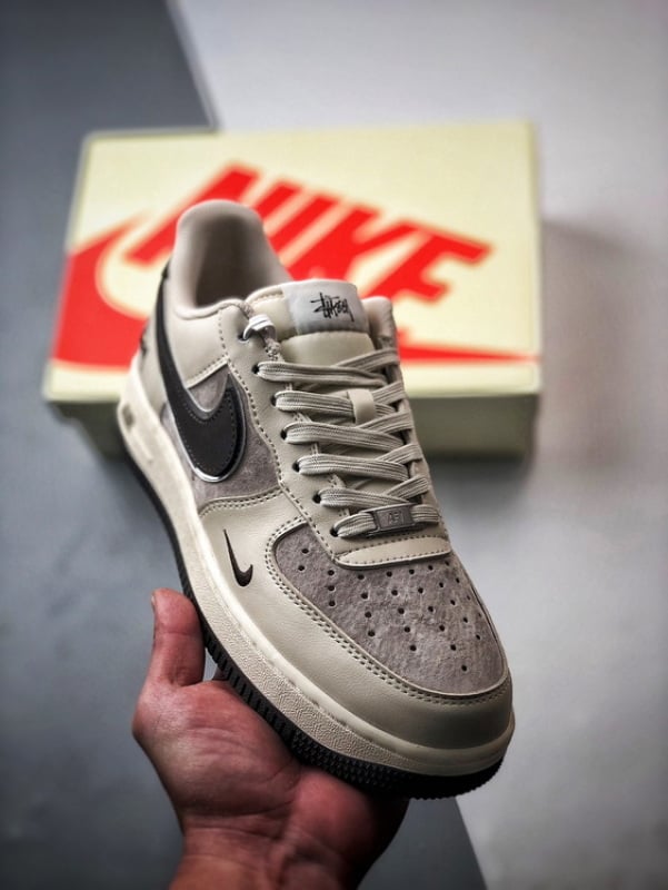 Stussy x Air Force 1 Low Bege Cinzento e Castanho Escuro - Vista 1