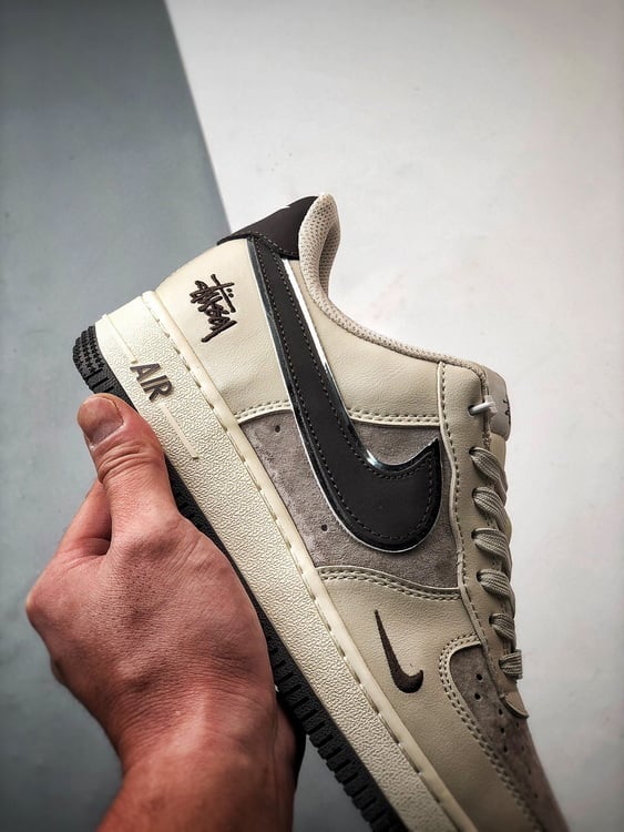 Stussy x Air Force 1 Low Bege Cinzento e Castanho Escuro - Vista 2