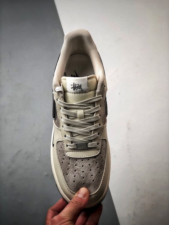 Stussy x Air Force 1 Low Bege Cinzento e Castanho Escuro - Vista 9