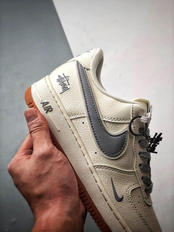 Stussy x Nike Air Force 1 Low Cinza - Vista 2