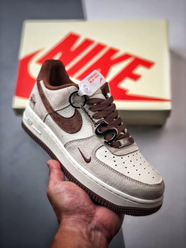 Stussy x Air Force 1 Low Marfim e Marrom - Vista 1