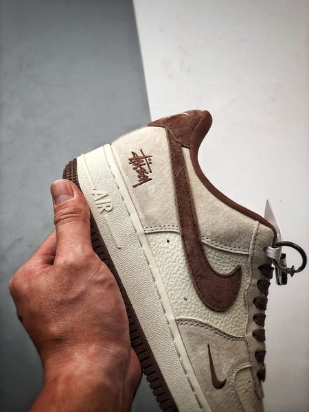 Stussy x Air Force 1 Low Marfim e Marrom - Vista 2