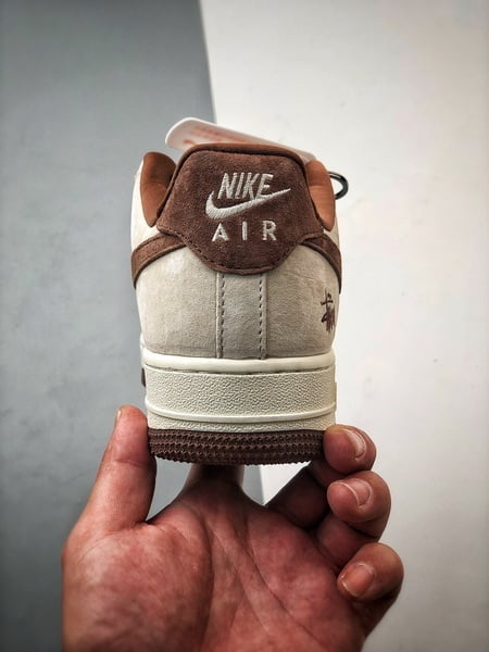 Stussy x Air Force 1 Low Marfim e Marrom - Vista 3