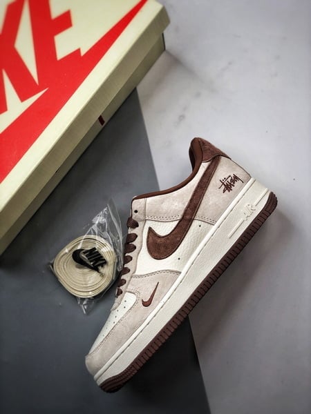 Stussy x Air Force 1 Low Marfim e Marrom - Vista 8