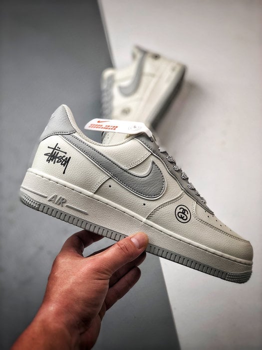 Stussy x Air Force 1 Low Creme e Cinza Reflectivo - Vista 7