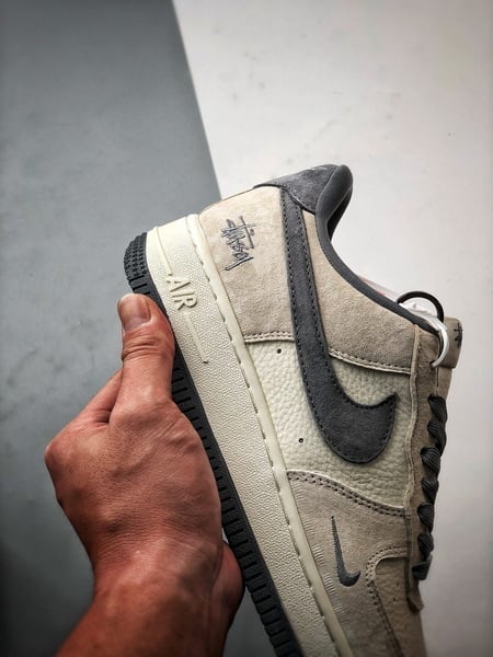 Stussy x Air Force 1 Low Creme e Cinza - Vista 2