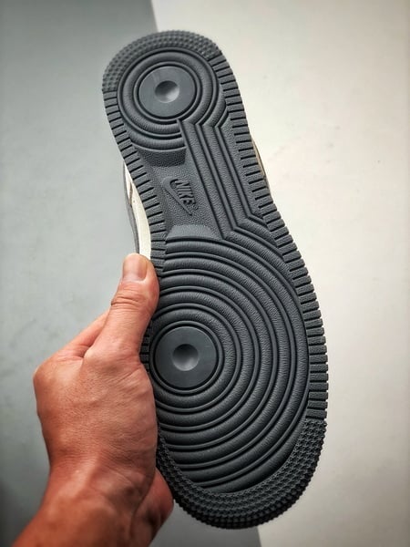 Stussy x Air Force 1 Low Creme e Cinza - Vista 4