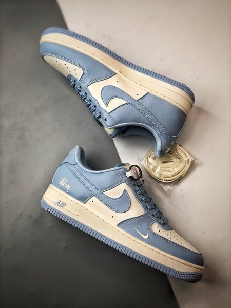 Stussy x Air Force 1 Low Off-White e Azul - Vista 6