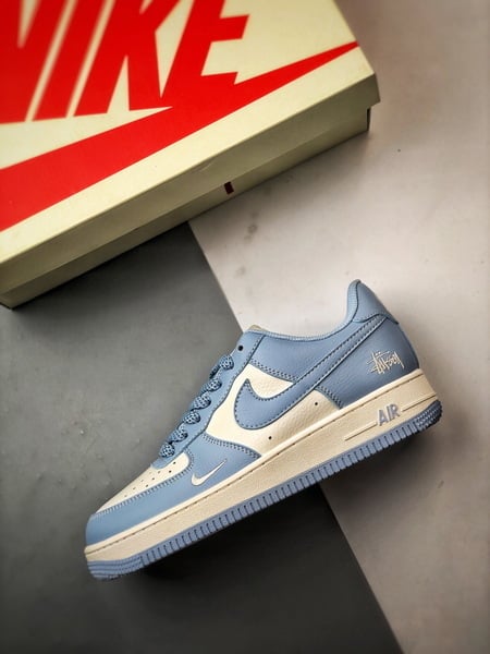 Stussy x Air Force 1 Low Off-White e Azul - Vista 8