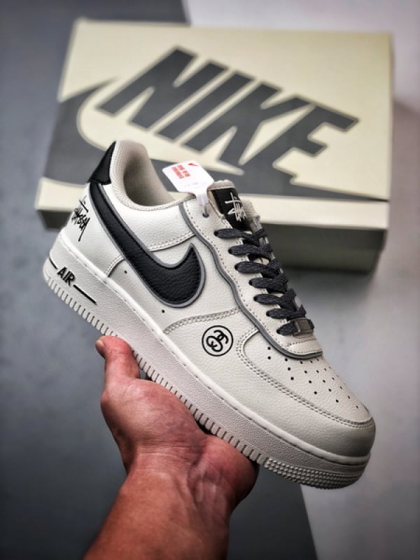 Stussy x Air Force 1 Low Creme e Preto Reflectivo