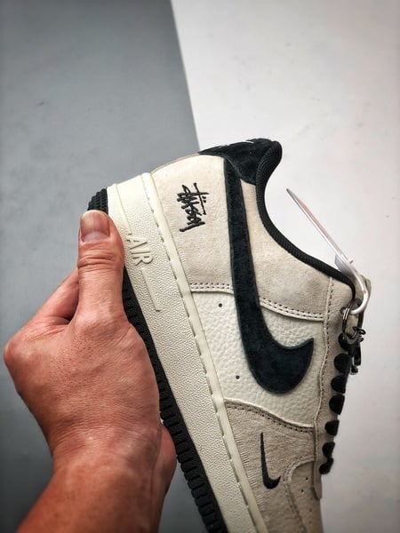 Stussy x Air Force 1 Low Creme e Preto - Vista 2