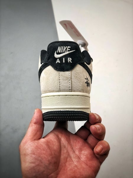 Stussy x Air Force 1 Low Creme e Preto - Vista 3