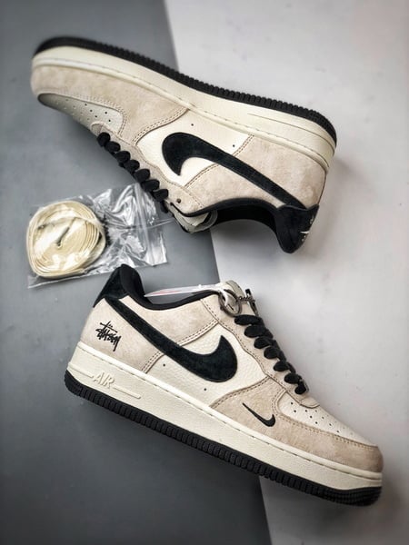 Stussy x Air Force 1 Low Creme e Preto - Vista 6