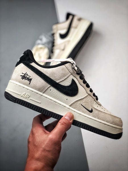 Stussy x Air Force 1 Low Creme e Preto - Vista 7