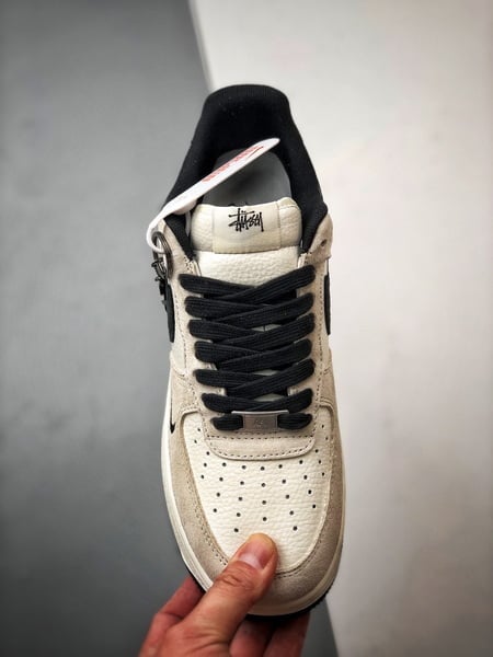 Stussy x Air Force 1 Low Creme e Preto - Vista 9