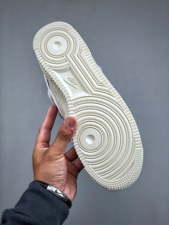 Stussy x Nike Air Force 1 Low 07 - Vista 3