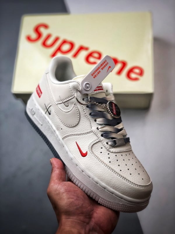 Sup x Air Force 1 Low Branco e Cinzento Gradiente Três Ganchos