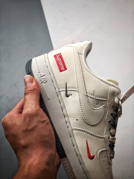 Sup x Air Force 1 Low Branco e Cinzento Gradiente Três Ganchos - Vista 2