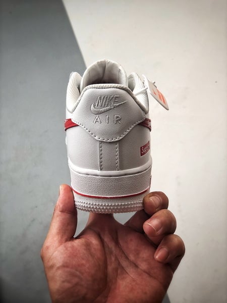 Sup x Air Force 1 Low Branco e Vermelho - Vista 3
