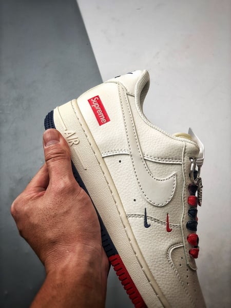 Sup x Air Force 1 Low Branco, Azul e Vermelho - Vista 2