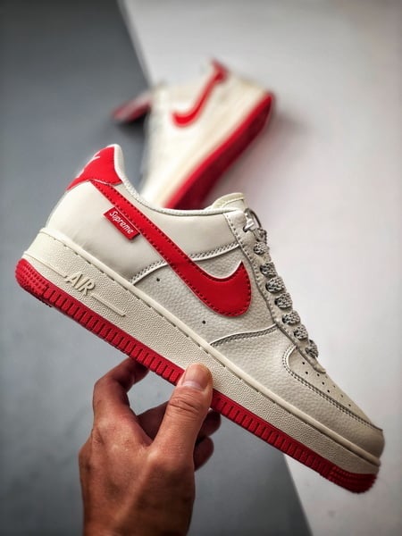 Sup x Air Force 1 Low Branco e Vermelho 3M - Vista 7