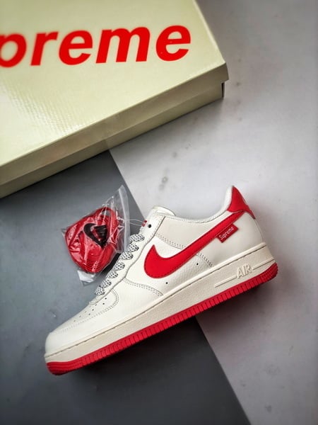 Sup x Air Force 1 Low Branco e Vermelho 3M - Vista 8