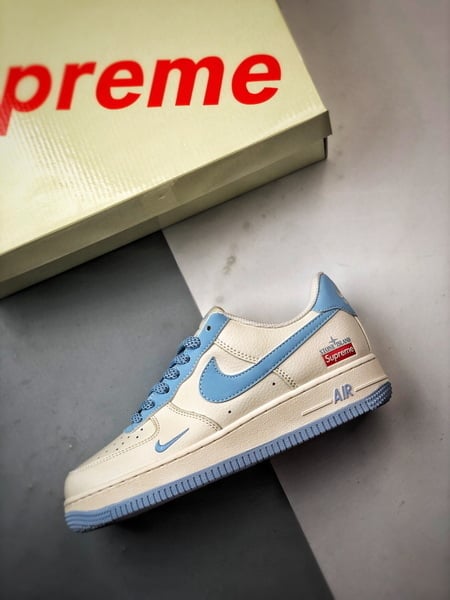 Sup x Air Force 1 Low Branco e Azul - Vista 8
