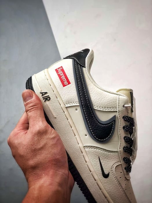 Sup x Nike Air Force 1 Low Bege e Preto - Vista 2