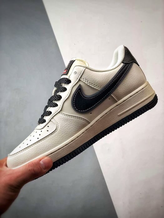 Sup x Nike Air Force 1 Low Bege e Preto - Vista 5