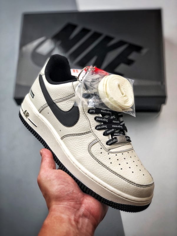 Sup x Air Force 1 Low Colaboração Creme e Preto - Vista 1