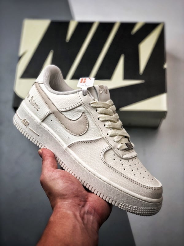 Vlone x Air Force 1 Low Creme e Khaki Claro - Vista 1