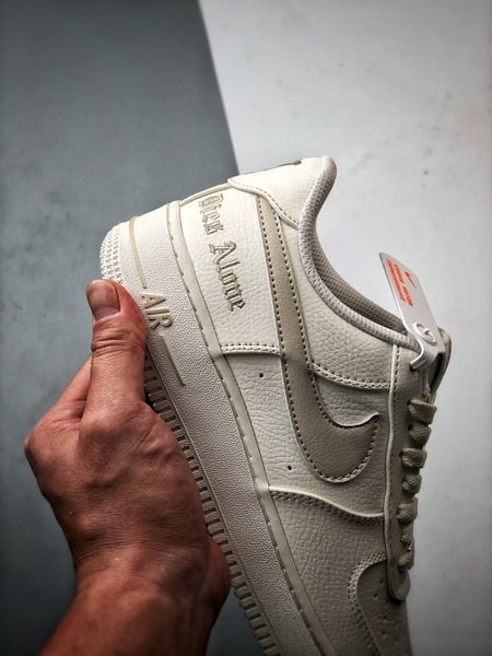 Vlone x Air Force 1 Low Creme e Khaki Claro - Vista 2