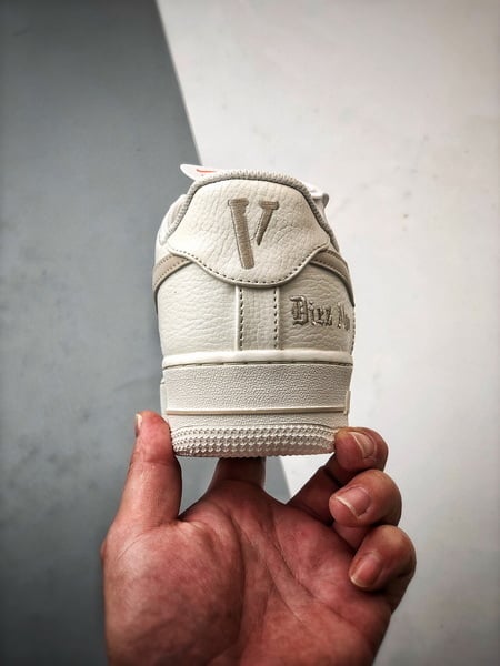 Vlone x Air Force 1 Low Creme e Khaki Claro - Vista 3