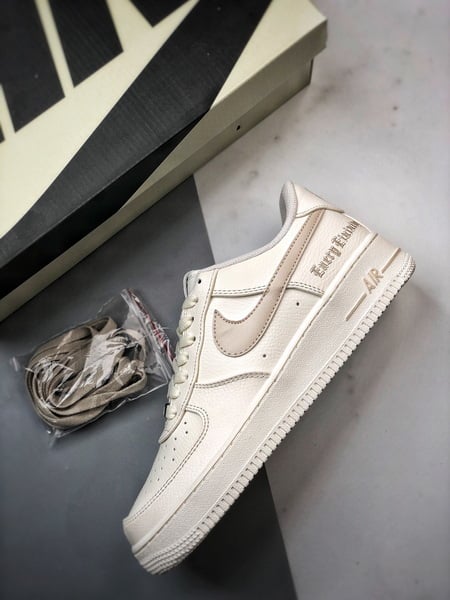 Vlone x Air Force 1 Low Creme e Khaki Claro - Vista 8