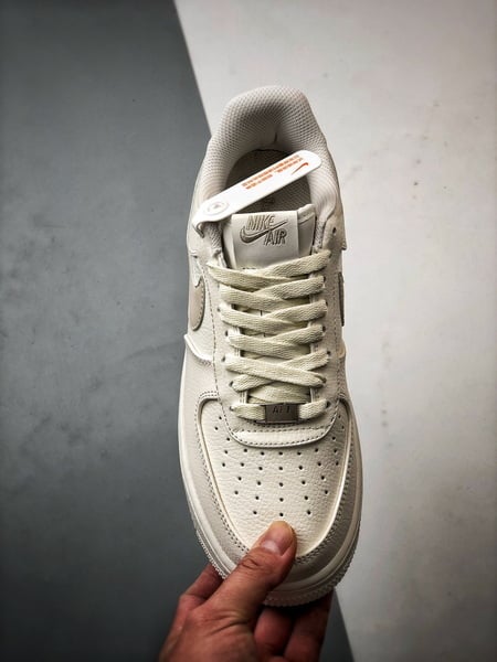 Vlone x Air Force 1 Low Creme e Khaki Claro - Vista 9