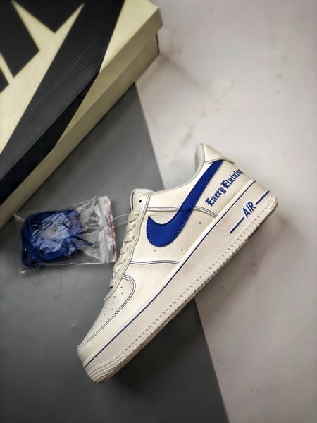 Vlone x Air Force 1 Low Creme e Azul - Vista 8