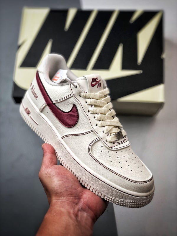 Vlone x Air Force 1 Low Creme e Vinho - Vista 1
