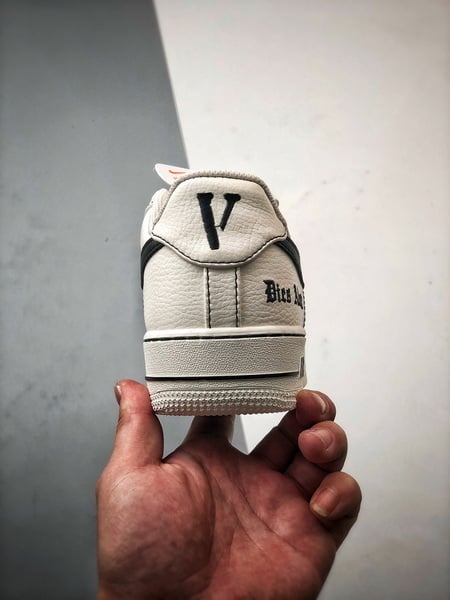 Vlone x Air Force 1 Low Bege e Preto - Vista 3