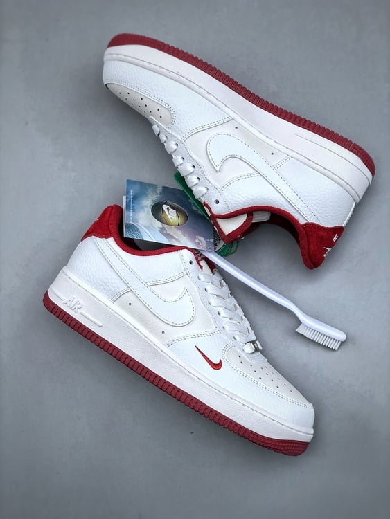 Nike Air Force 1 '07 Branco com Mini Swoosh Vermelho - Vista 5