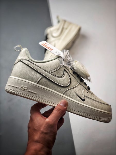 Air Force 1 '07 Low Creme e Preto - Vista 4