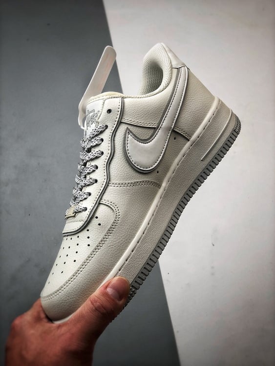 Stussy x Air Force 1 Low Creme e Cinza Reflectivo - Vista 4