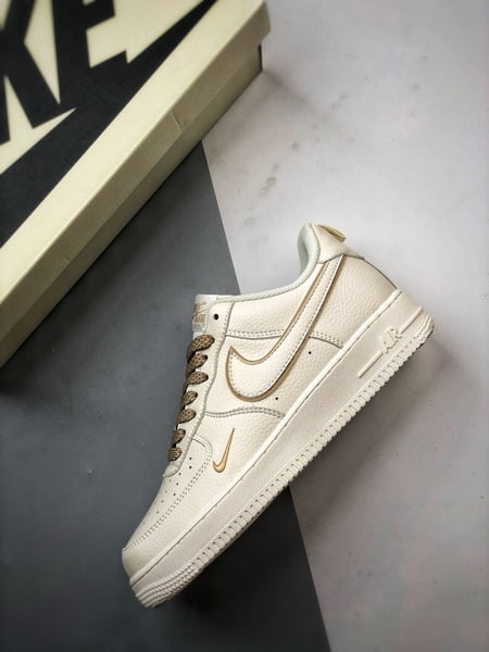 Air Force 1 '07 Low Creme e Castanho - Vista 3