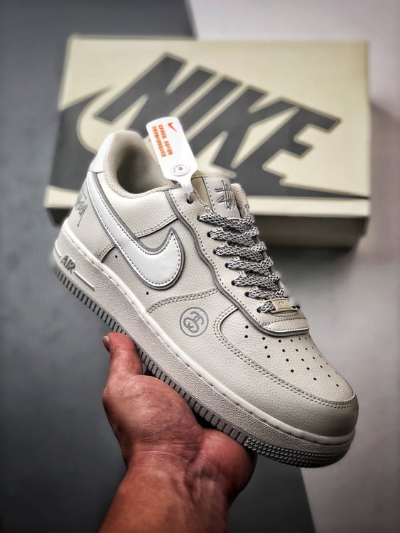 Stussy x Air Force 1 Low Creme e Cinza Reflectivo - Vista 1