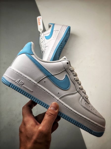 Air Force 1 07 Low Branco e Azul - Vista 4