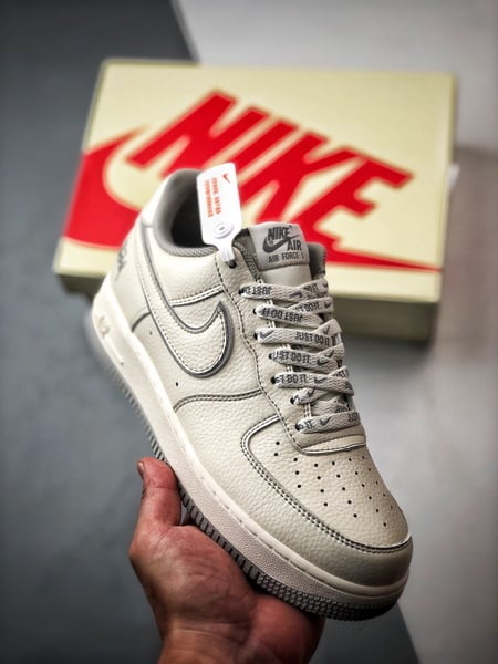 Stussy x Air Force 1 Low Bege e Cinza - Vista 1