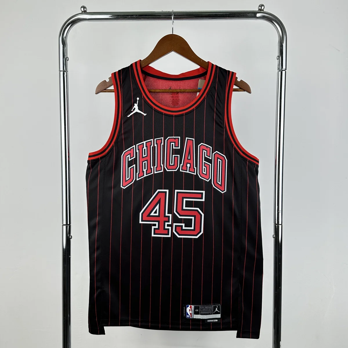 Camisola NBA Chicago Bulls Statement Edition 2025/26 - Michael Jordan #45 - Vista 2