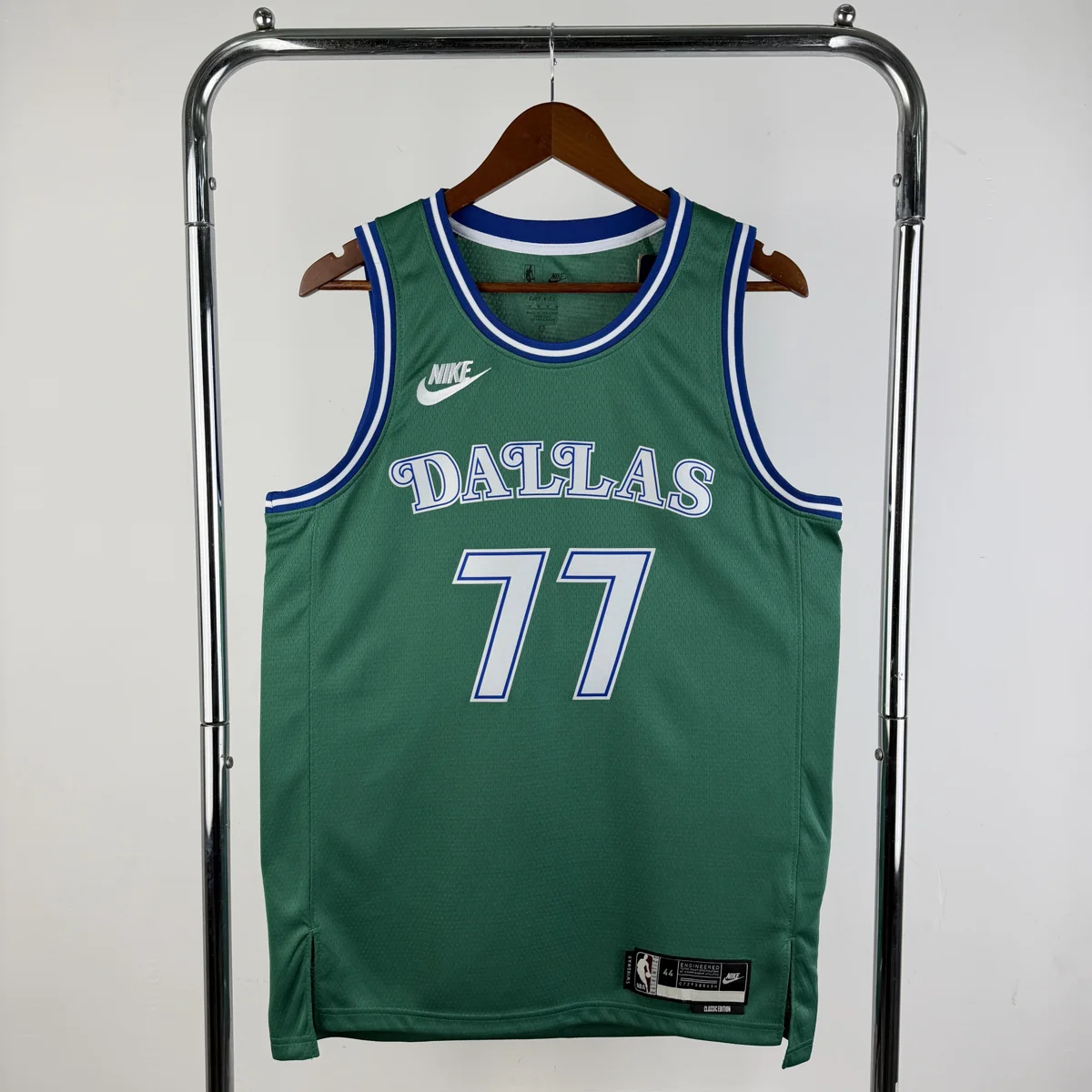 Camisola NBA Dallas Mavericks Classic Edition Verde 2025/26 - Luka Dončić #77 - Vista 3