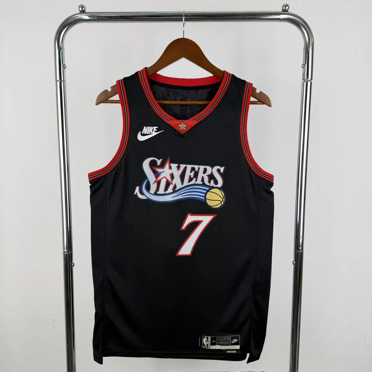 Camisola NBA Philadelphia 76ers Classic Edition Preta 2025/26 - Brown #7 - Vista 3